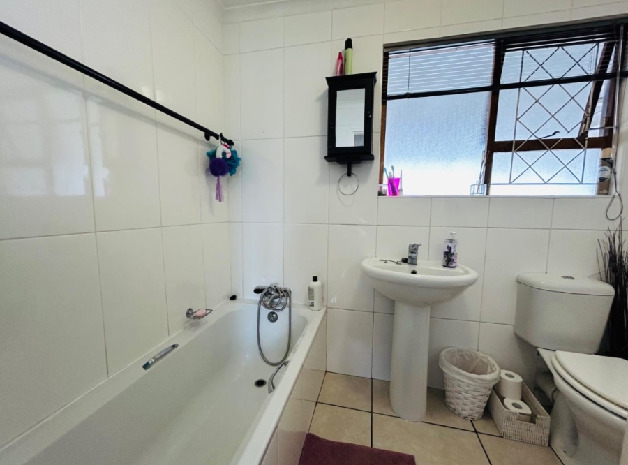 To Let 4 Bedroom Property for Rent in Dorchester Heights Eastern Cape